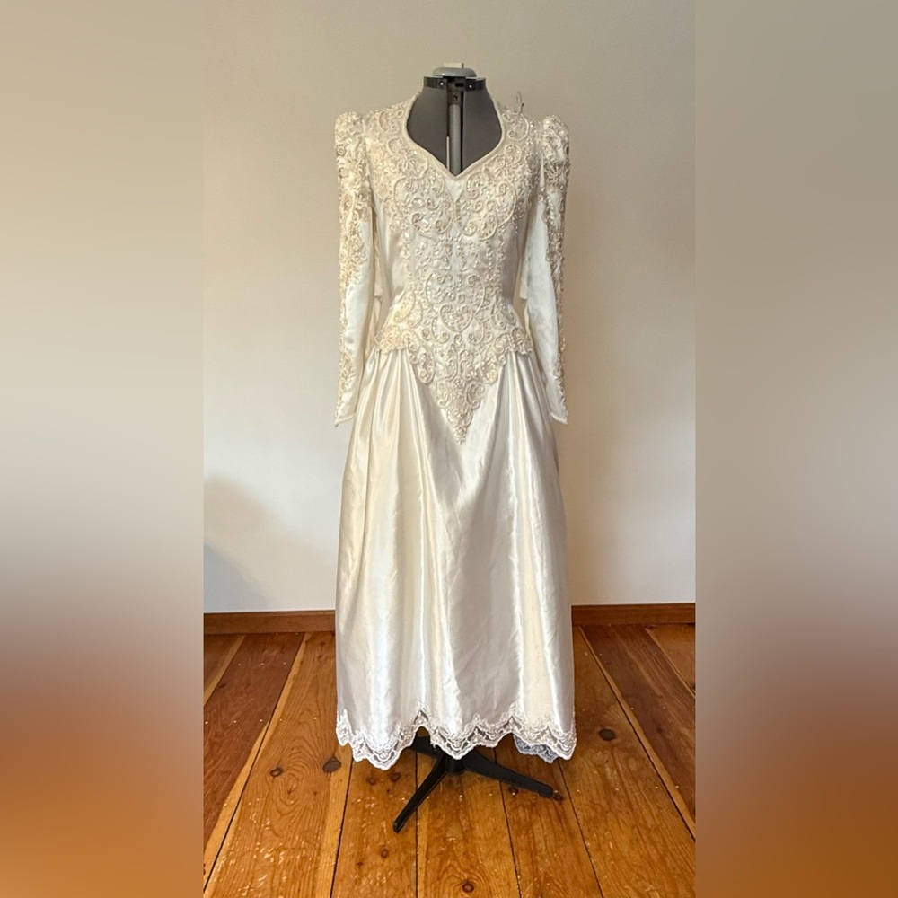 Vintage 1980’s Ivory Lace Wedding Gown with Sleeves